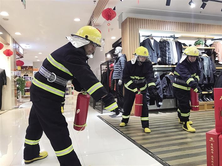 市区某商场微型消防站安保人员在进行突发火灾隐患例行消防演练