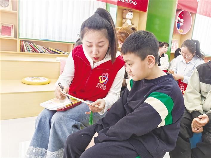 共读经典传温暖 爱心相伴护花开