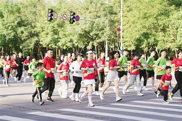 近9000名跑者逐梦“沙漠水城”  2025星星故乡·宁夏沙坡头半程马拉松赛举行