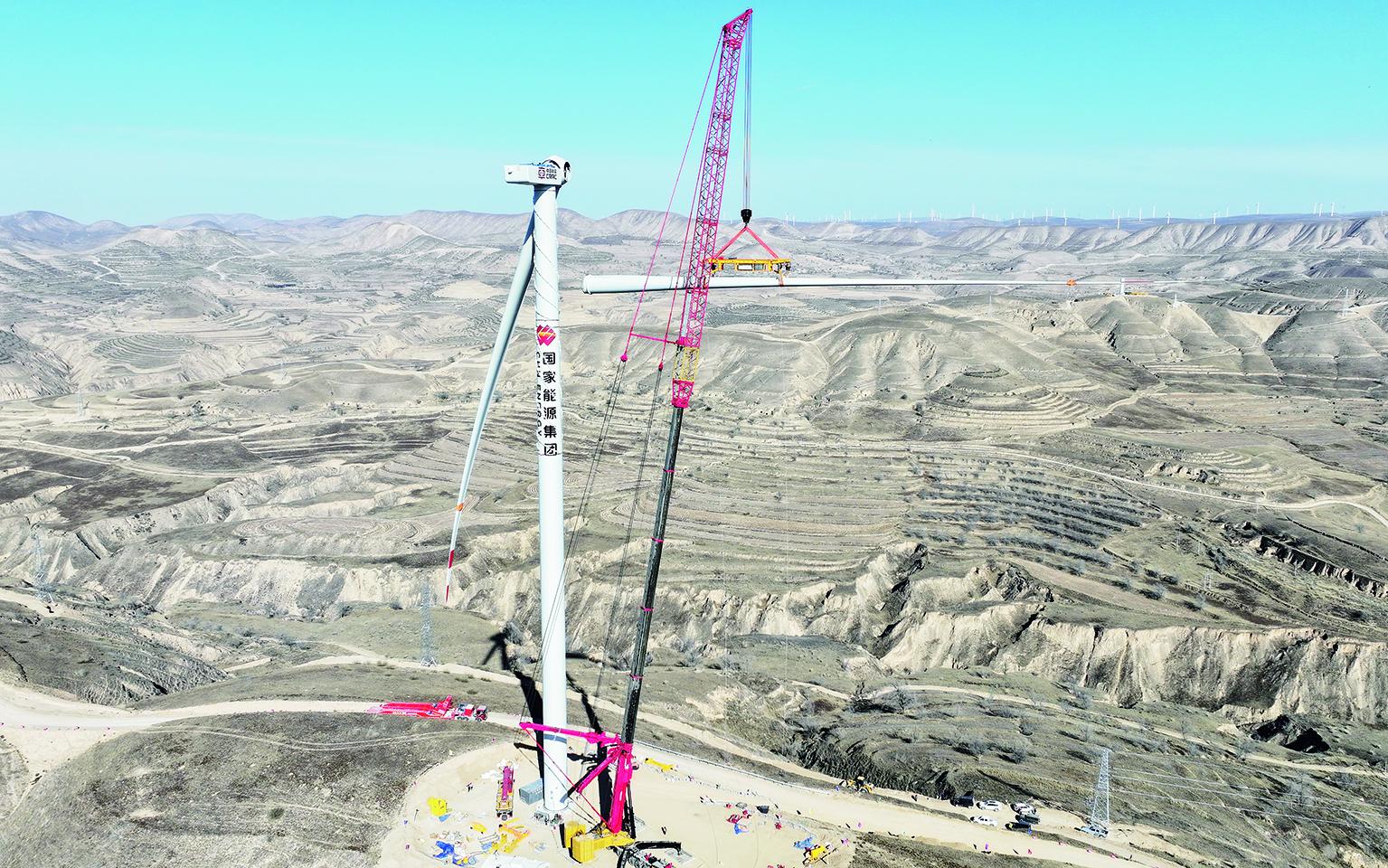 宁夏单机容量最大风电项目首台风机成功吊装