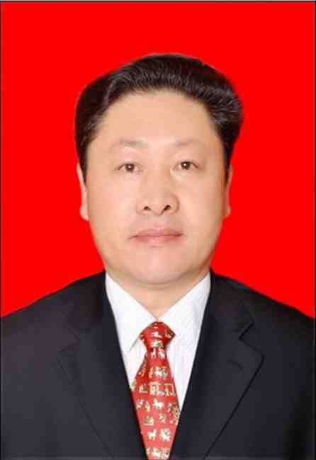 王自荣红底2寸.jpg