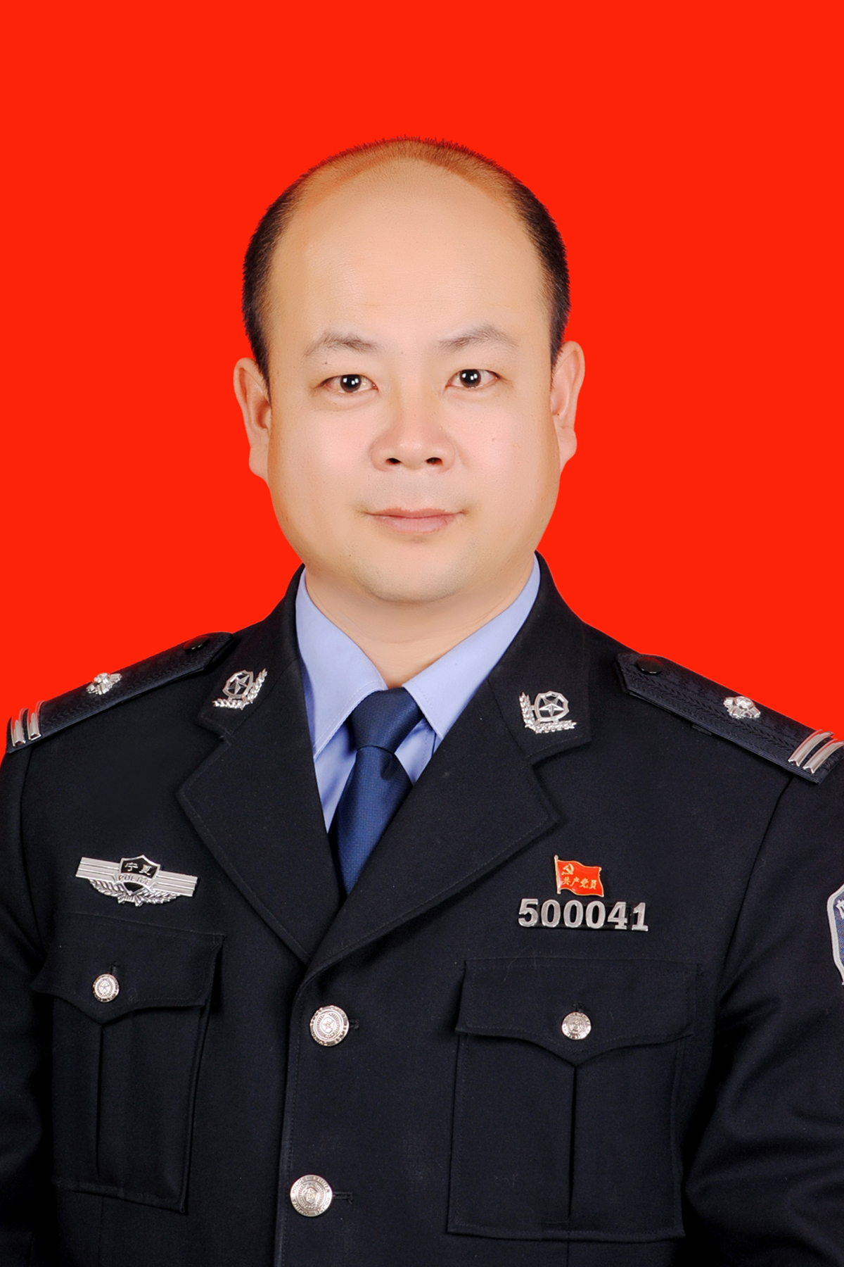 郑华（红底）.JPG
