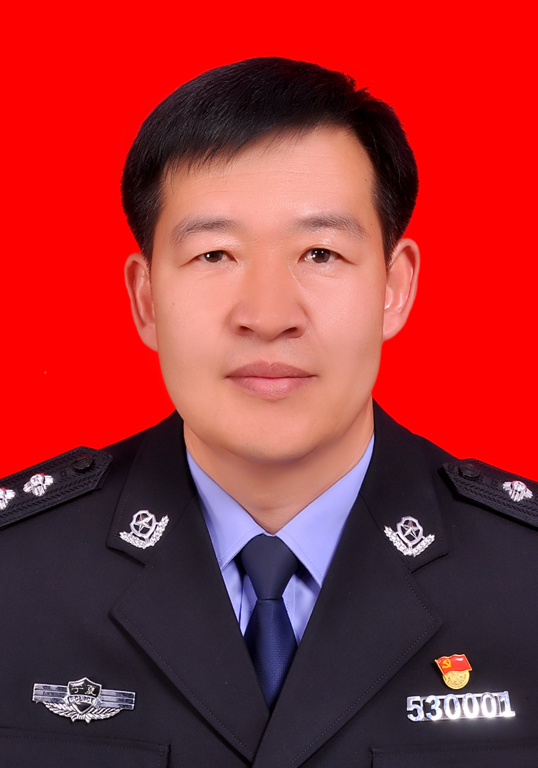 王波红底照片.JPG